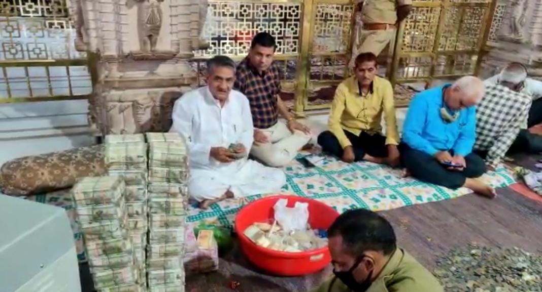 भंडारा खोलने के बाद मंदिर मंडल के अध्यक्ष कन्हैया दास की उपस्थिति में गिनती शुरू हुई।