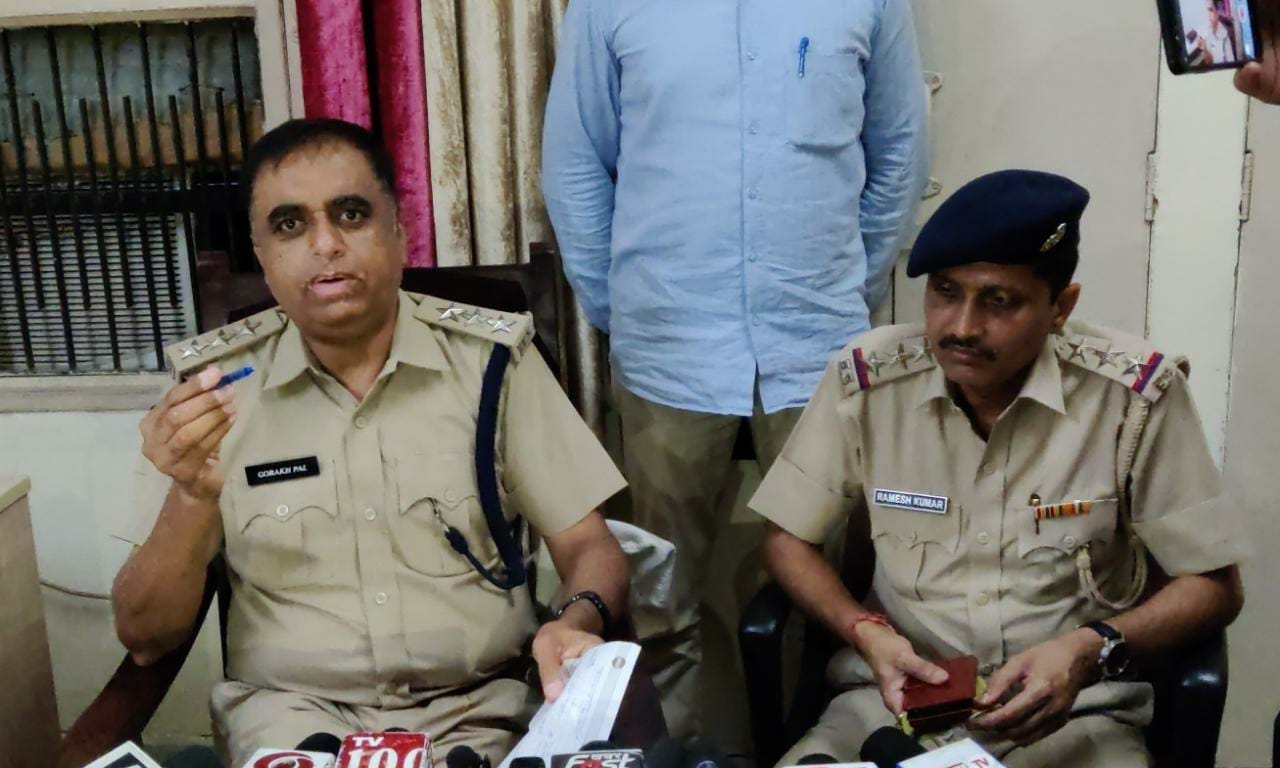 पत्रकार वार्ता में जानकारी देते डीएसपी मुख्यालय गोरखपाल राणा व साथ में सिविल लाइन थाना प्रभारी रमेश कुमार।