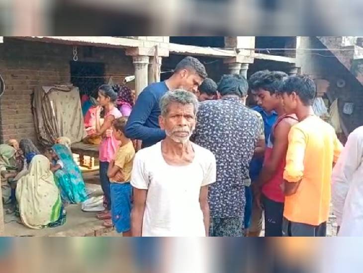 जब तक गांव के लोग इकट्ठे होते तब तक हत्यारे फरार हो चुके थे।