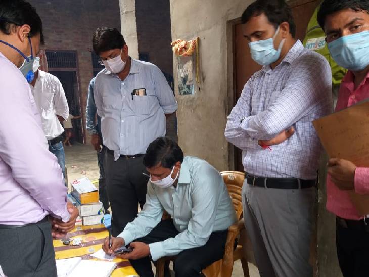 जिले के 100 बेड के अस्पताल में 400 से अधिक बच्चे अभी भी भर्ती हैं।