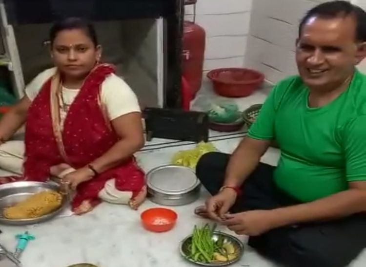 घर पर पैरों से दिव्यांग पत्नी की मदद करते हुए।