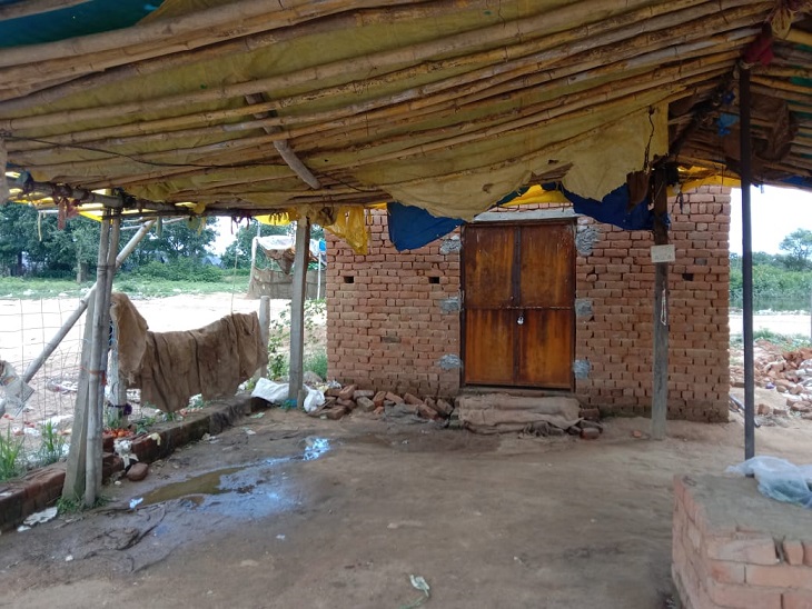 इस तरह के अस्थाई स्टोर का निर्माण किया गया था।