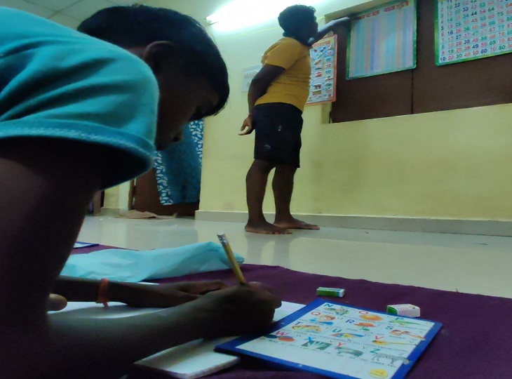 सरेंडर नक्सली अब बच्चों में शिक्षा की अलख जगा रहा है।