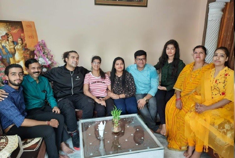 हिमानी बुंदेला के घर पर सिंगर जुबिन नौटियाल