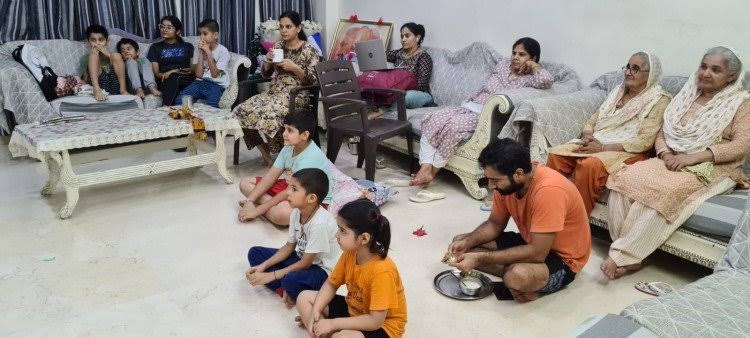 मैच देखते हुए तरुण के परिवार के