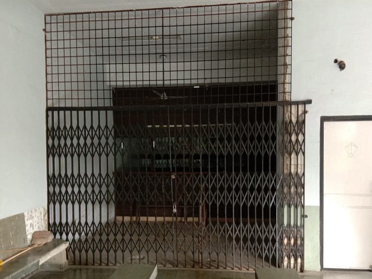 इसी कमरा नंबर 120 में आरटीए को आफिस शिफ्ट करने के लिए कहा जा रहा है।