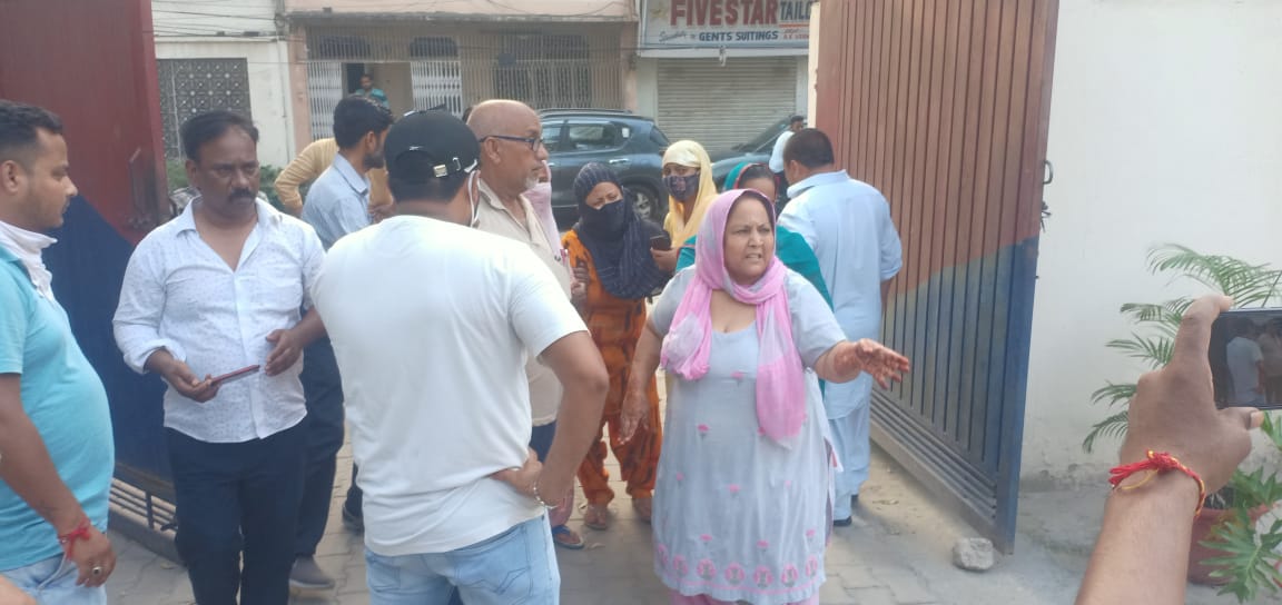 लड़की के परिजनों ने चेतावनी दी कि इंसाफ न मिला तो यहीं पर अपनी जान दे देंगे।