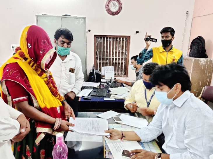 नामांकन प्रक्रिया के दौरान कुछ महिला प्रत्याक्षी घूंघट में पत्र जमा कराने पहुंची थीं।