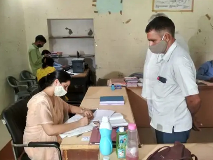 जयपुर के बनीपार्क स्थित कार्यालय पर जिला परिषद सदस्य के लिए नामांकन पत्र चेक करती रिटर्निंग ऑफिसर अर्षदीप बराड़।