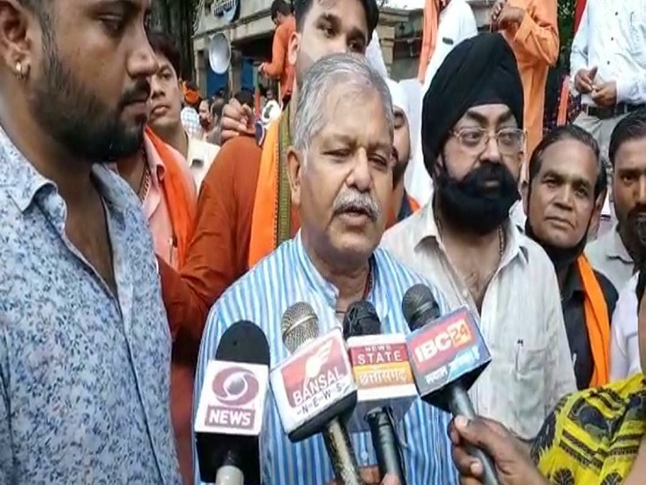 प्रतिनिधि धरम लाल कौशिक ने दैनिक रूप से धर्माकृति के रूप में कार्य किया।