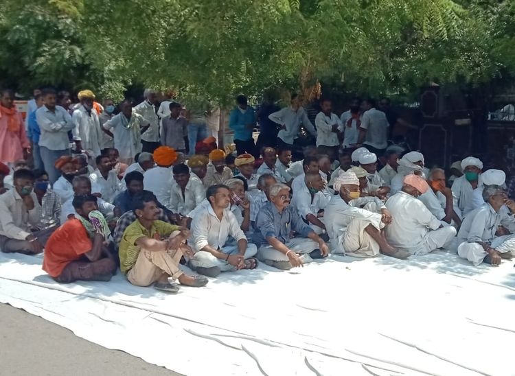 कम पड़ गया टेंट, तो धूप में भी बैठ गए।