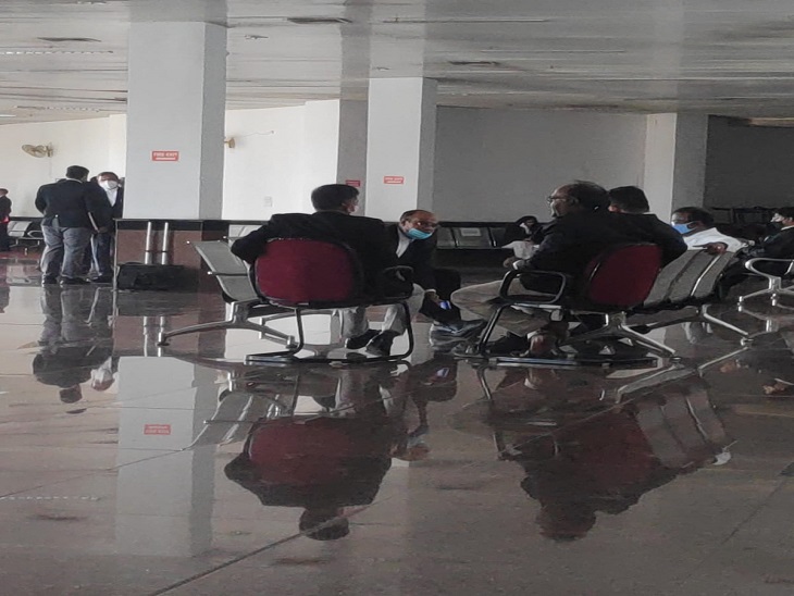 आपस में बातचीत करने वाले दलाल।