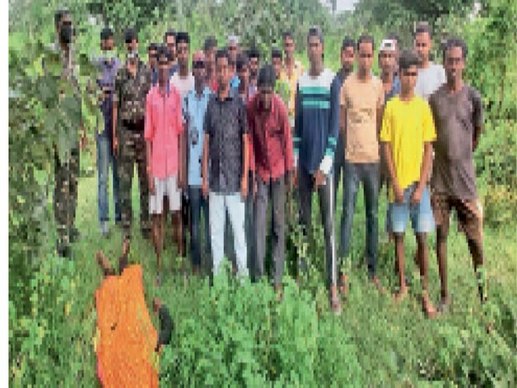 मुनीडीह में शव के पास जुटे स्थानीय लोग।