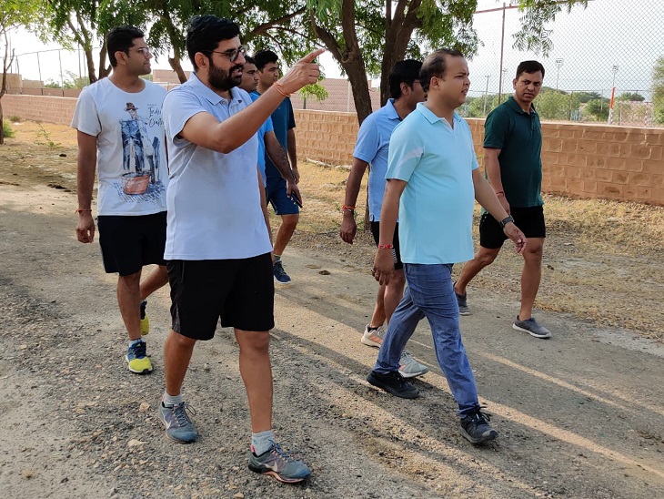 जिला खेल अधिकारी राकेश बिश्नोई कलेक्टर के साथ निरीक्षण करते।