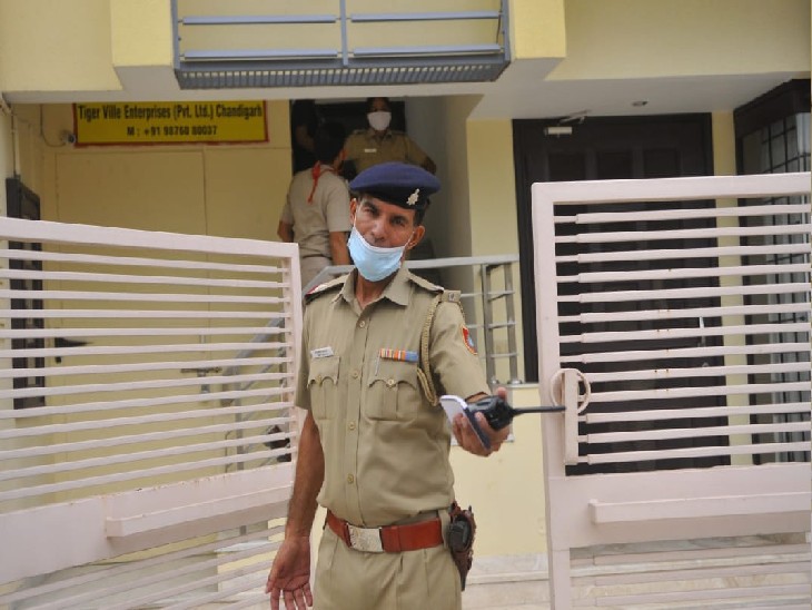 मौके से जांच कर बाहर निकलती पुलिस