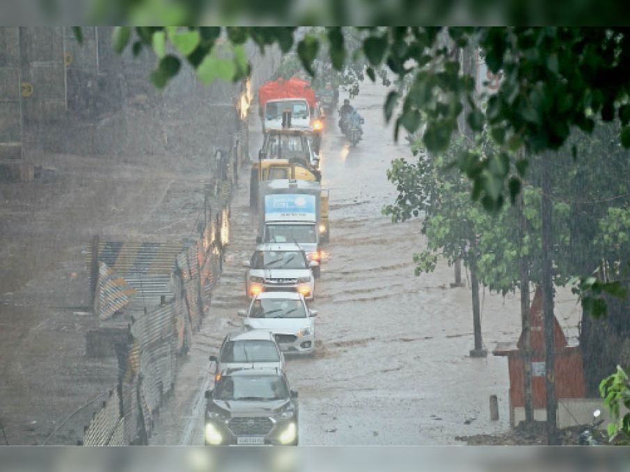 सोमवार को सड़क के दोनों तरफ घंटों का जाम लगा रहा। सड़क के ऊपर से ही 6 इंच तक पानी बह रहा था।
