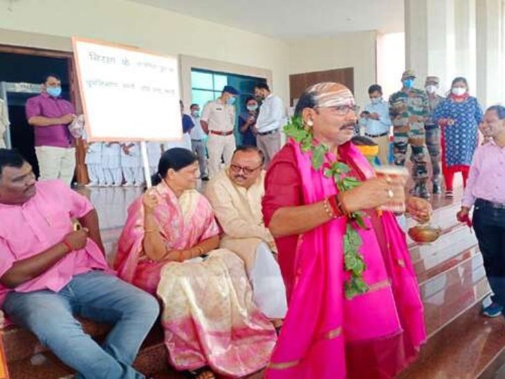 देवघर विधायक विधानसभा के बाहर डमरू बजा रहे हैं। उनका कहना है कि सरकार नींद में है उसे जगाने का यही उपाय है।