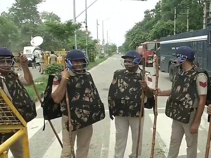 करनाल के SP गंगाराम पुनिया ने बताया कि कानून व्यवस्था बनाए रखने को लेकर पुलिस पूरी मुस्तैद है। धारा-144 लागू है। किसानों को मिनी सचिवालय तक पहुंचने से रोकने के लिए पैरामिल्ट्री फोर्स समेत सुरक्षाबलों की 40 कंपनियां तैनात की गई हैं।