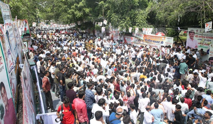 सचिन पायलट के बंगले के बाहर समर्थकों की भीड़