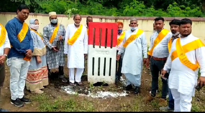 अतिथियों के पौधरोपण के बाद ट्री गार्ड से सुरक्षित किया गया पौधा।