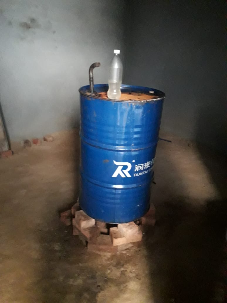 इस ड्रम में तैयार की जा रही थी शराब