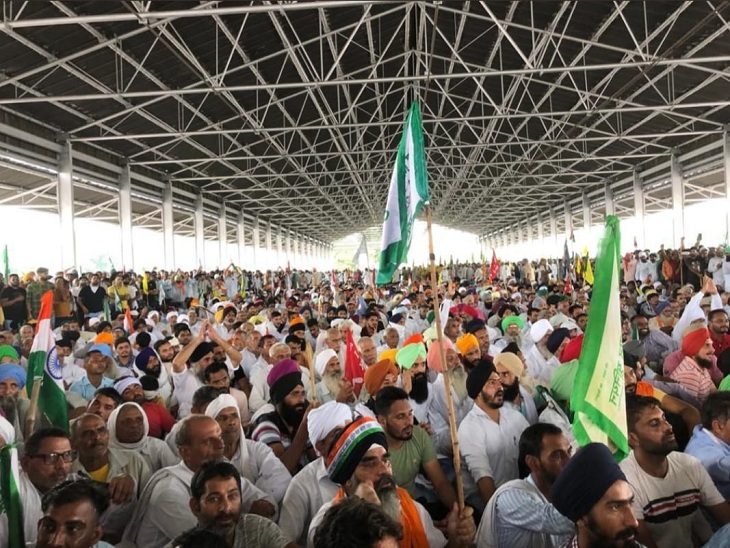 Farmers listening to Gurnam Singh Chaduni at Kisan Mahapanchayat.