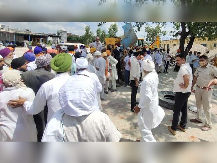 तनाव के बीच घटनास्थल पर मौजूद इलाके के लोग।