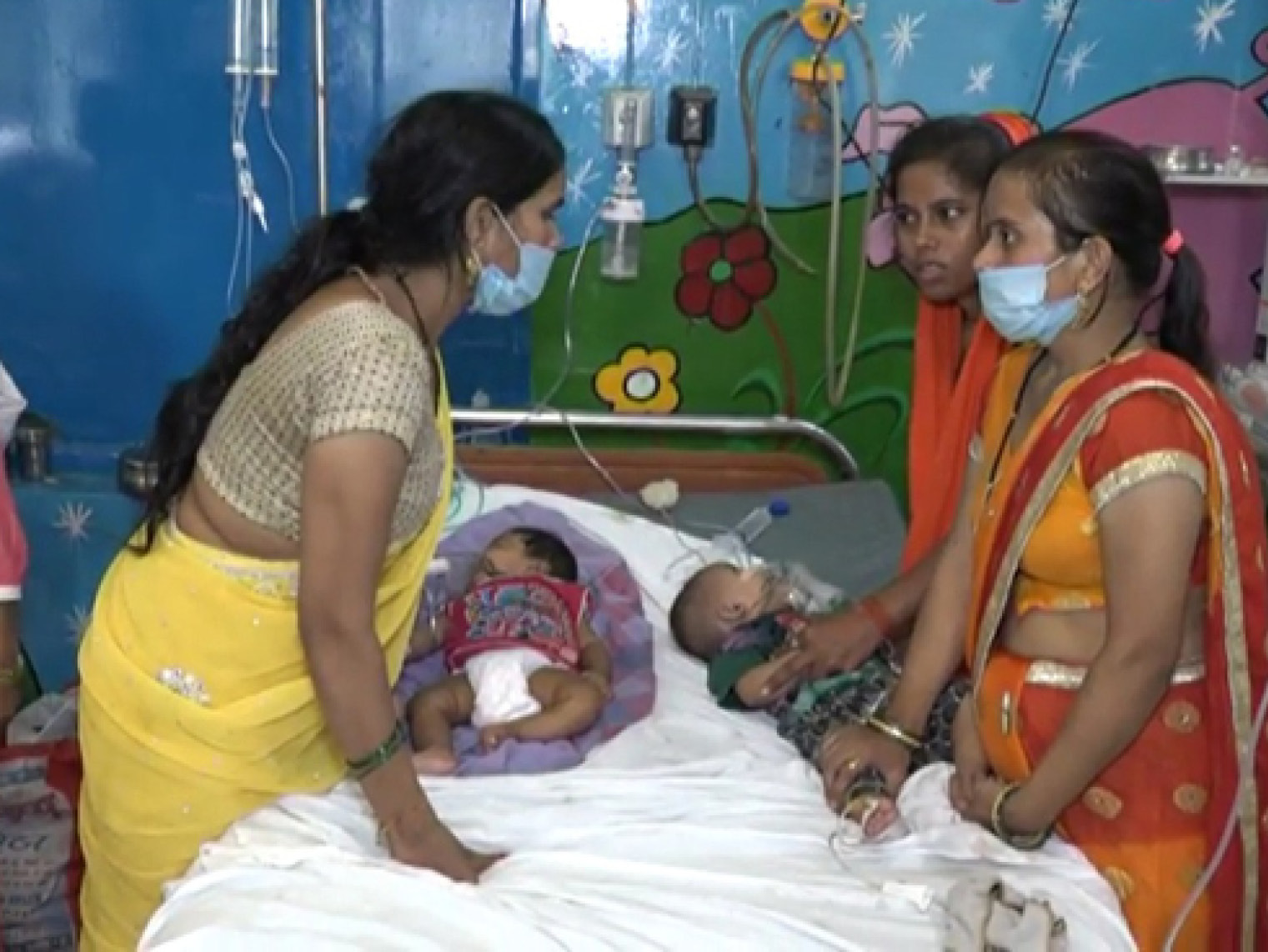 हैलट के बाल रोग विभाग में ऐसे ही वार्ड के 40 बेड्स पर 100 से ज्यादा बाल मरीज भर्ती हैं।