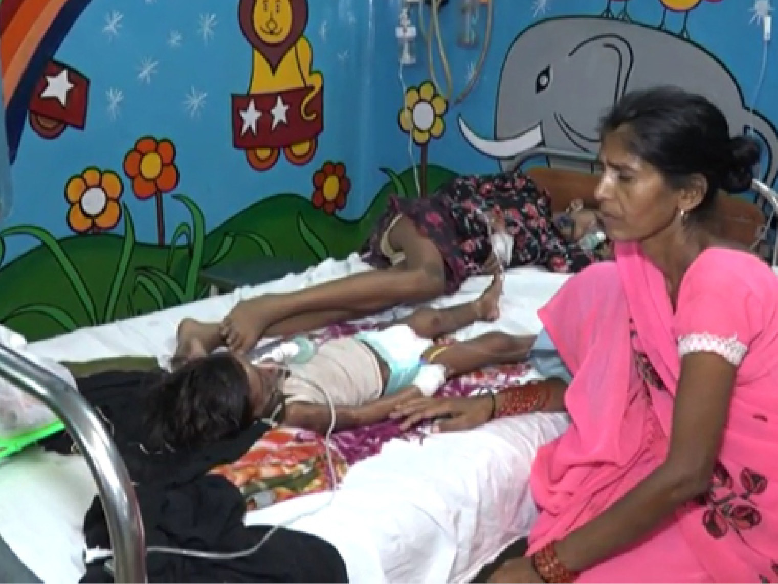एक ही बेड पर दो-दो बच्चों को भर्ती किया गया है। अस्पतालों में बेड कम पड़ रहे हैं।