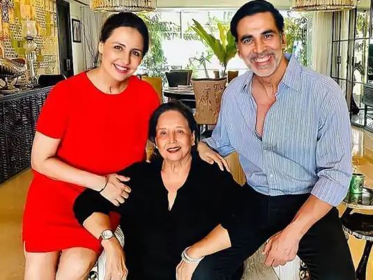 Akshay Kumar's mother Aruna Bhatia passes away | अक्षय कुमार की मां अरुणा  भाटिया का 77 साल की उम्र में निधन, बोले-वे मेरी रीढ़ थीं, असहनीय दर्द महसूस  कर रहा हूं -