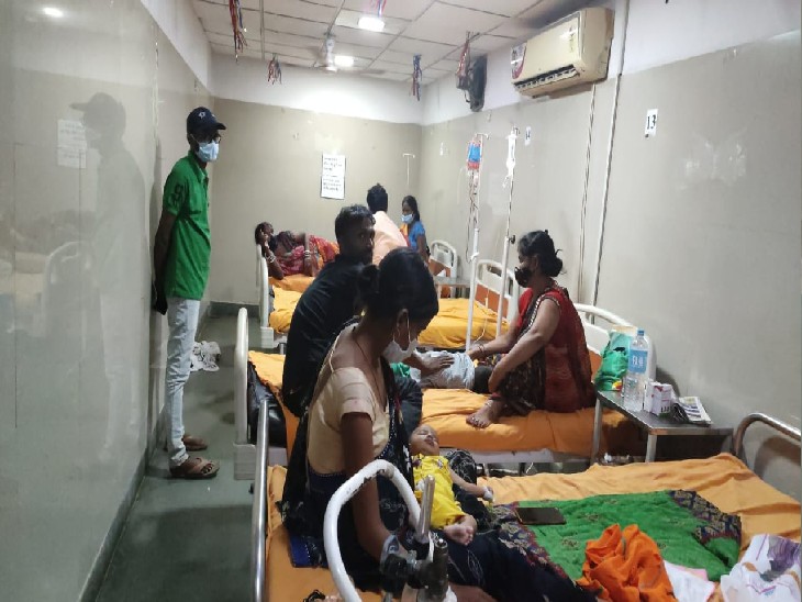 सिविल अस्पताल के वार्ड में छोटे-छोटे बच्चे बुखार से तप रहे हैं।