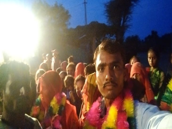 प्रधान बनने के बाद गुड्डी के साथ सेल्फी लेते ग्रामवासी।