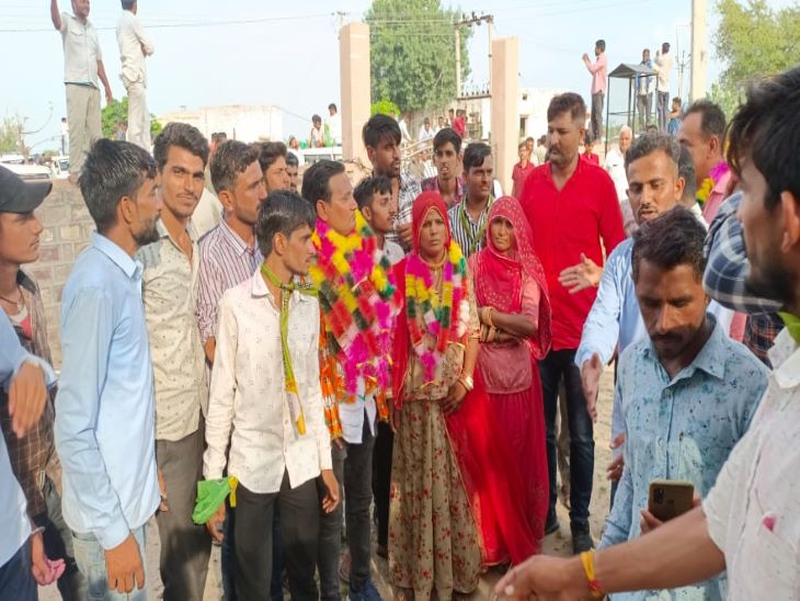 गांव में गुड्डी का स्वागत।