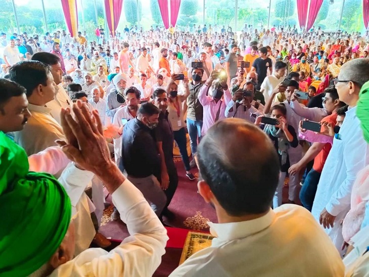 कार्यकर्ता मिलन कार्यक्रम में पहुंचे पूर्व मुख्यमंत्री ओमप्रकाश चौटाला