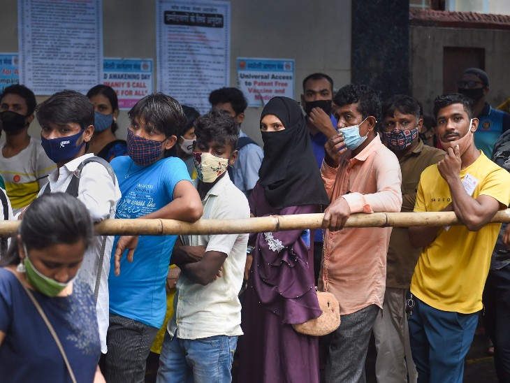मुंबई के एक वैक्सीनेशन सेंटर पर उमड़ी लोगों की भीड़।