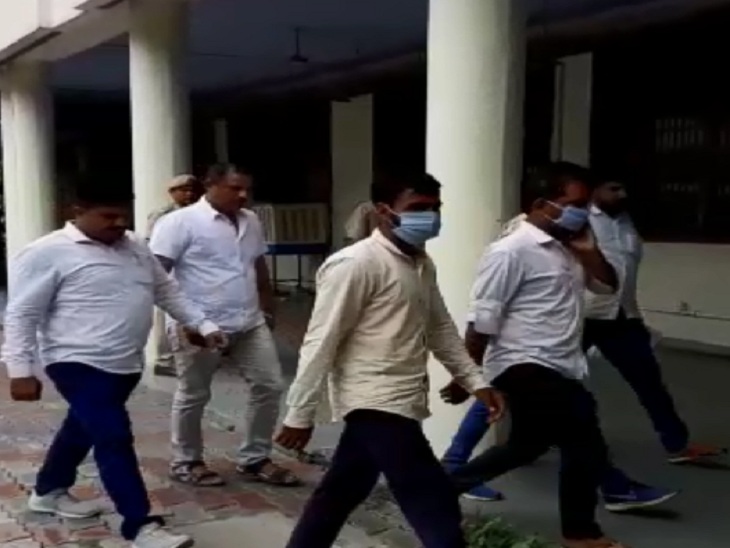 पेपर लीक मामले के आरोपियों को कोर्ट में पेश करने पहुंची पुलिस।