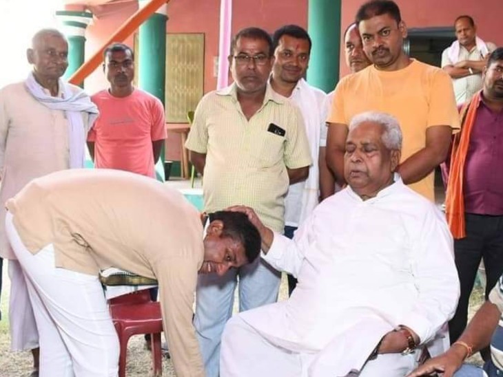 समर्थकों के बीच जगदानंद सिंह। (फाइल फोटो)