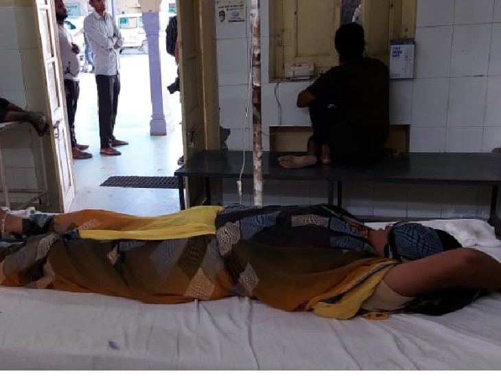 अस्पताल में भर्ती पत्नी।