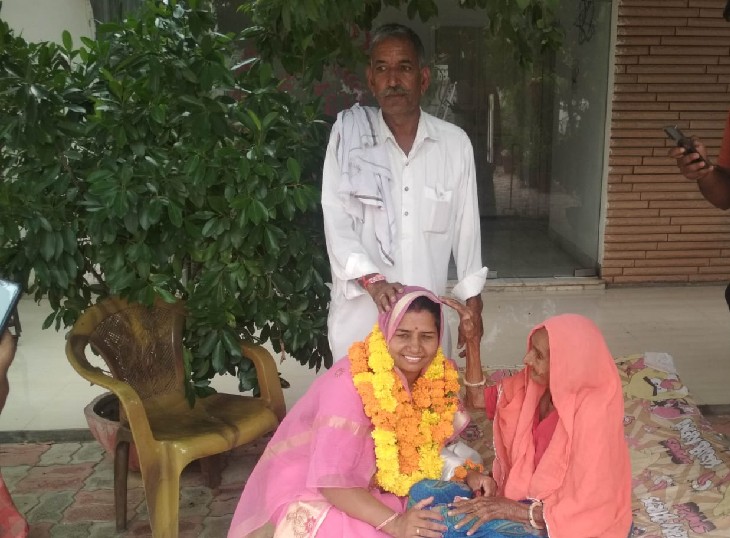 जिला प्रमुख का चुनाव जीतने के बाद अपने घर अपनी दादी सास से आशीर्वाद लेतीं रमा देवी।