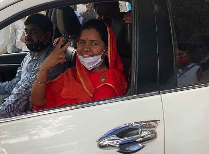 जिला प्रमुख का चुनाव जीतने के बाद जिला परिषद कार्यालय से जातीं रमा देवी।