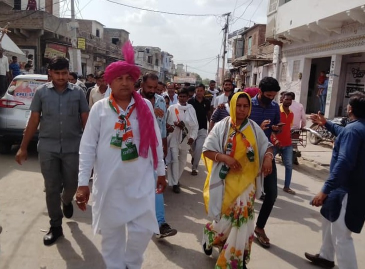 जिला परिषद सदस्य का चुनाव लड़ने के दौरान विधायक बाबूलाल नागर संग प्रचार-प्रसार करती रमा देवी।