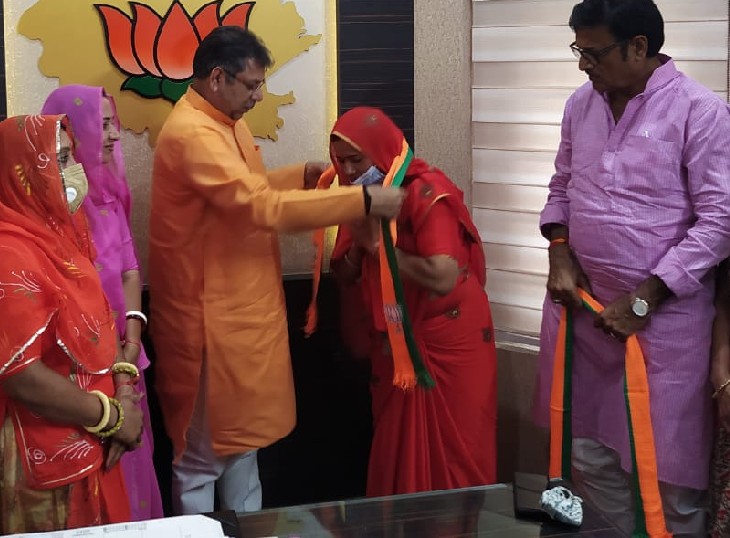 जिला प्रमुख का चुनाव लड़ने से पहले भाजपा की सदस्य ग्रहण करते हुए रमा देवी।