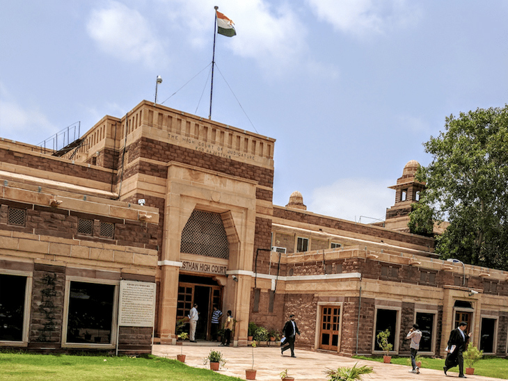 पीछोला झील से क्रूज को बाहर निकालने के मामले में हाईकोर्ट ने उदयपुर कोर्ट के निर्णय पर रोक लगाई, 15 दिन में क्रूज बाहर निकालने का दिया था ऑर्डर|उदयपुर,Udaipur - Dainik Bhaskar