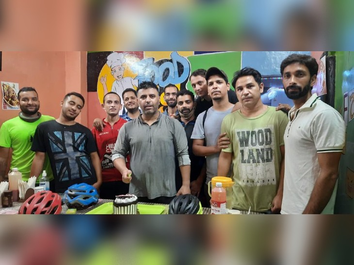 चंबा लौटने पर साहिल का स्वागत करते इलाके के लोग।