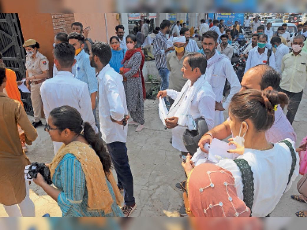 अध्यापक बनने की चाह में जिले के 40 केंद्रों पर 12,871 ने दी परीक्षा|श्रीगंंगानगर,Sriganganagar - Dainik Bhaskar