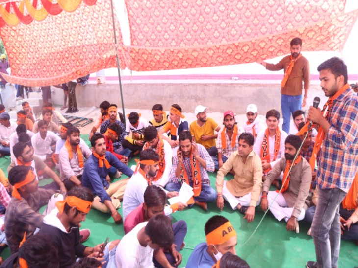 कलेक्ट्रट के सामने धरने पर बैठे, राज्य सरकार पर साधा निशाना, विभिन्न मांगों को लेकर CM के नाम कलेक्ट्रर को सौंपा ज्ञापन|राजस्थान,Rajasthan - Dainik Bhaskar