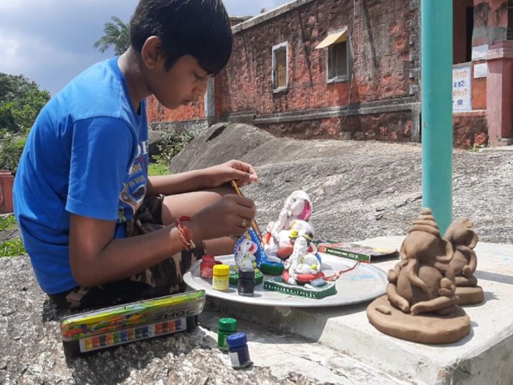 11 साल का छात्र बना बनाता है मिट्टी की छोटी-छोटी मूर्तियां, 2 साल से पर्यावरण हित का दे रहा है संदेश|राजस्थान,Rajasthan - Dainik Bhaskar
