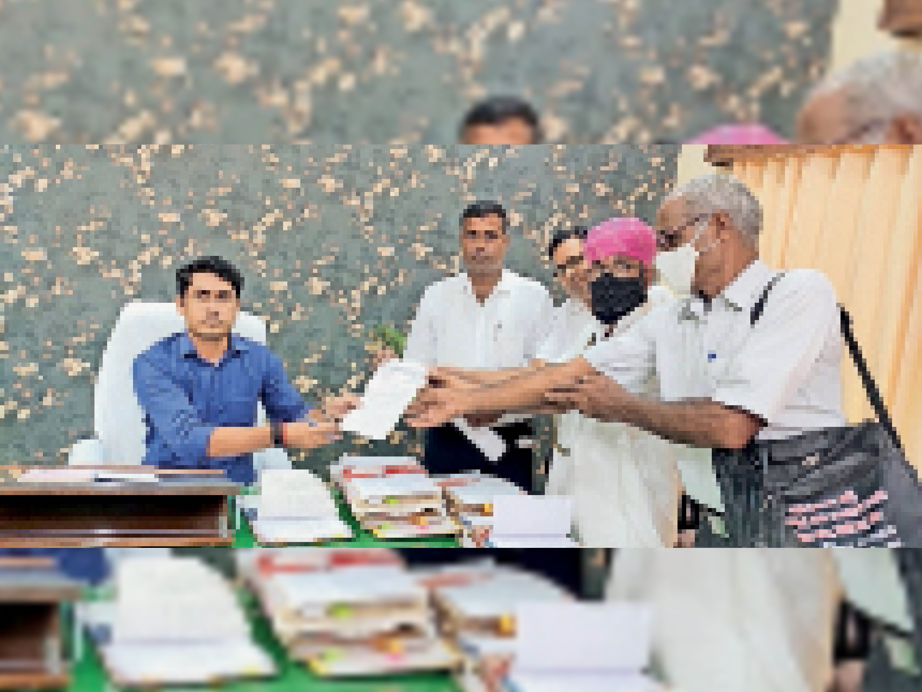 भारतीय किसान संघ ने धरना दिया पीएम के नाम मांगों का ज्ञापन सौंपा|सीकर,Sikar - Dainik Bhaskar