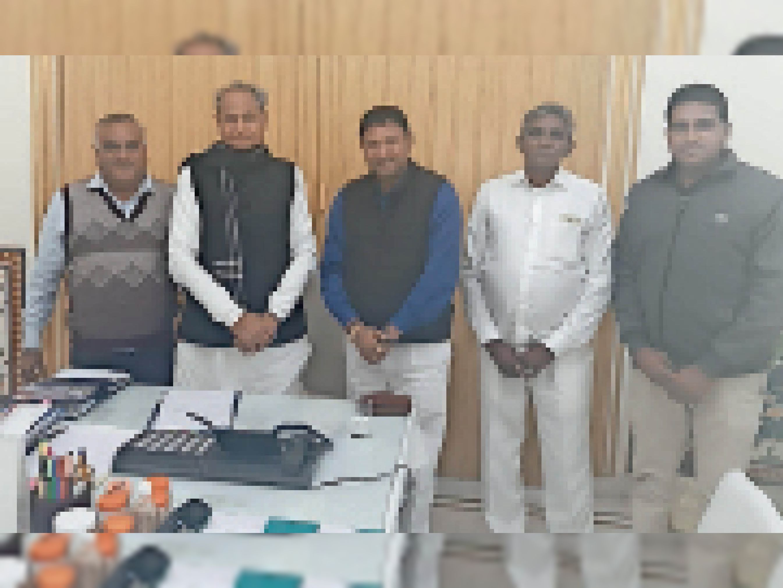 बिल्डर से 50 लाख रु. लेकर कांग्रेस नेता को फंसाया तीन कांस्टेबलों से कार में रखवा दिया था डोडा पोस्त|पाली,Pali - Dainik Bhaskar