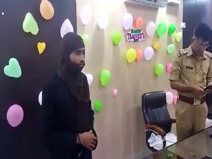 पूछताछ करते पुलिस वाले